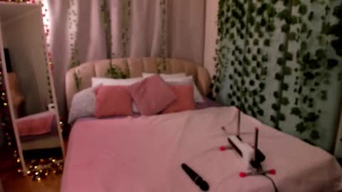 Lola online show from December 4, 2025, 12:09 am