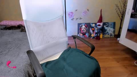 cat-girl online show from December 23, 2024, 4:28 pm