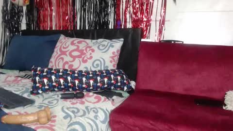 Snapshot of lovecreyzyshowcam chatting on December 21, 2024, 9:33 am Frank and Nathy online show from December 21, 2024, 9:33 am