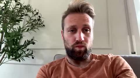 lovefuesse online show from November 18, 2025, 8:30 am