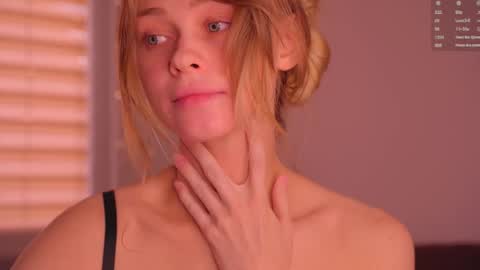 Snapshot of lovellynelly chatting on November 11, 2025, 1:22 pm Nelly online show from November 11, 2025, 1:22 pm