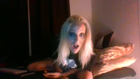 LunaRedd online show from May 2, 2026, 7:13 am
