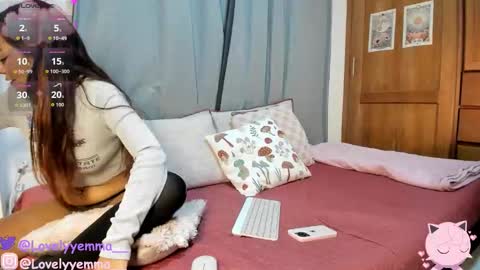Snapshot of lovelyemma__ chatting on October 9, 2025, 2:53 am online show from October 9, 2025, 2:53 am