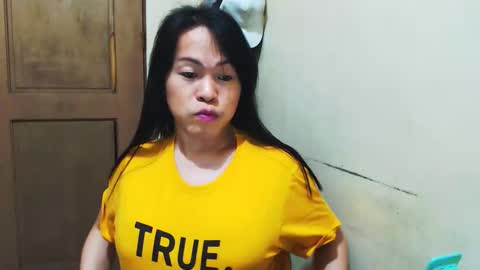 lovelykimts32 online show from September 23, 2025, 9:23 am