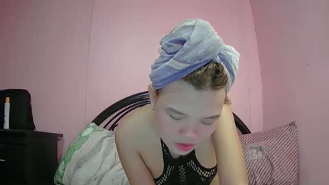 lovemae352295 online show from February 13, 2025, 12:32 pm