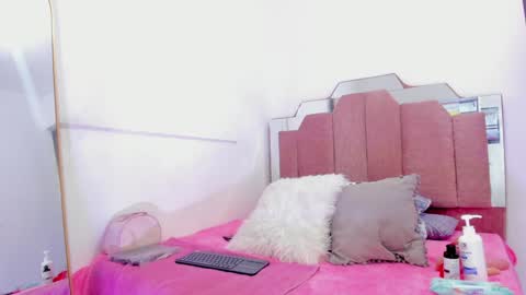 L O V E  online show from February 6, 2025, 11:43 am