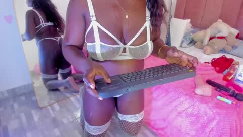 L O V E  online show from February 15, 2025, 3:06 pm