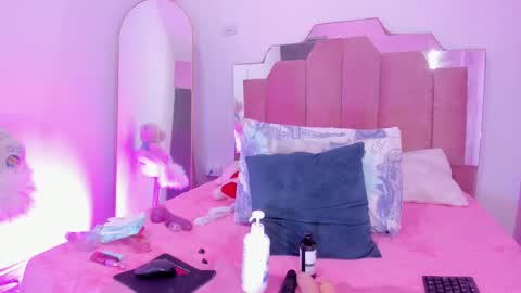 L O V E  online show from March 5, 2025, 2:56 pm