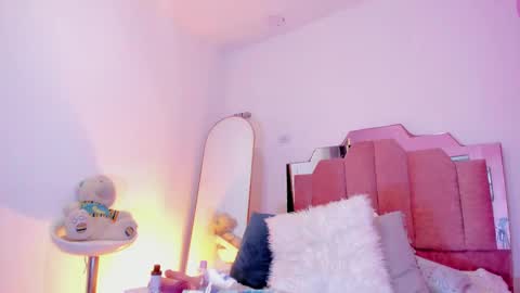 L O V E  online show from March 9, 2025, 5:49 pm