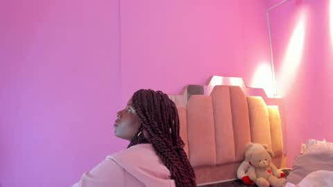 L O V E  online show from November 30, 2025, 11:58 am