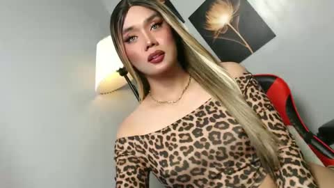 lovers moon22 online show from November 4, 2025, 11:20 am