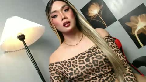 lovers moon22 online show from November 14, 2025, 12:15 pm