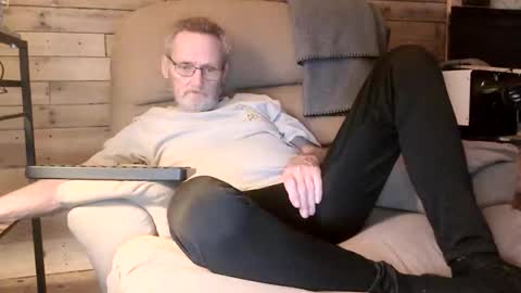 Snapshot of lovesex6565 chatting on April 6, 2026, 11:38 pm just here to have fun and cum online show from April 6, 2026, 11:38 pm