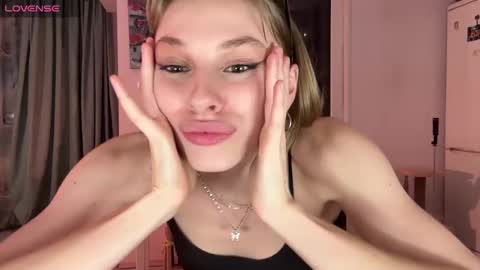 Snapshot of lovesstation chatting on March 2, 2025, 9:01 pm lovesstation online show from March 2, 2025, 9:01 pm