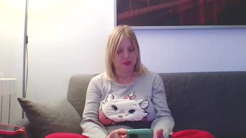 Snapshot of lovestar544963 chatting on December 6, 2024, 10:52 pm Marlyn online show from December 6, 2024, 10:52 pm