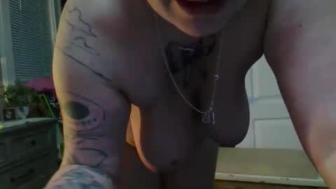 Snapshot of lovetubes101 chatting on November 6, 2025, 4:24 am lovetubes101 online show from November 6, 2025, 4:24 am