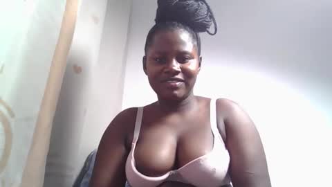 lovie_paula online show from October 1, 2025, 2:01 pm