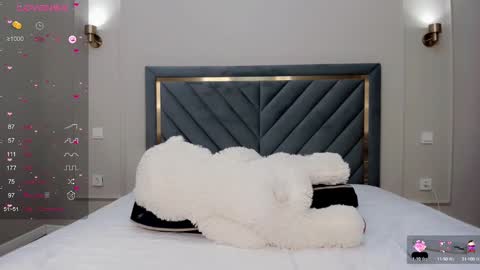 lu_mina online show from December 23, 2024, 3:29 am