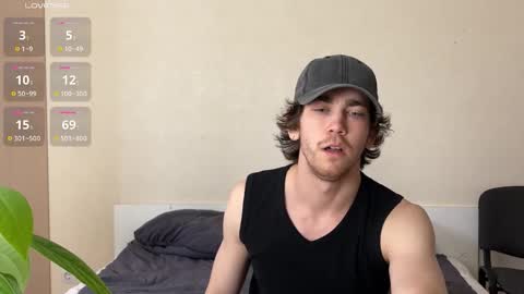 Snapshot of luca_syn chatting on October 15, 2025, 10:37 am Luca S online show from October 15, 2025, 10:37 am