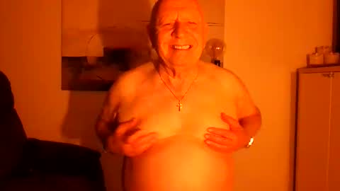 Snapshot of lucbottom031249 chatting on April 28, 2026, 2:10 am lucbottom031249 online show from April 28, 2026, 2:10 am