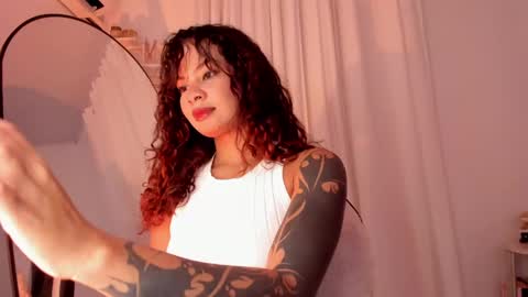 Snapshot of lucia_lee_ chatting on January 9, 2025, 2:01 am Lucia online show from January 9, 2025, 2:01 am