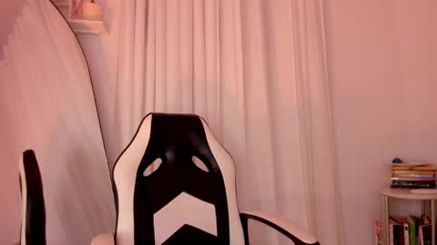 Snapshot of lucia_lee_ chatting on January 11, 2025, 7:05 pm Lucia online show from January 11, 2025, 7:05 pm