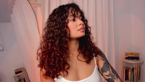 Snapshot of lucia_lee_ chatting on February 5, 2025, 10:33 pm Lucia online show from February 5, 2025, 10:33 pm