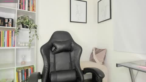 Snapshot of lucia_lee_ chatting on April 3, 2026, 12:41 am Lucia online show from April 3, 2026, 12:41 am