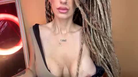 luciashowhot online show from April 17, 2026, 8:17 am