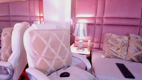  lucia wallace  online show from February 15, 2025, 6:44 am