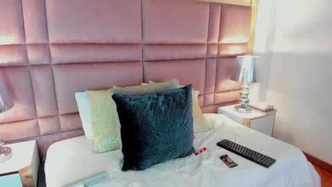  lucia wallace  online show from October 11, 2025, 4:22 am