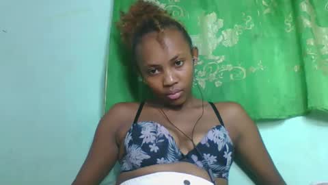 lucie196645 online show from May 11, 2026, 4:04 pm