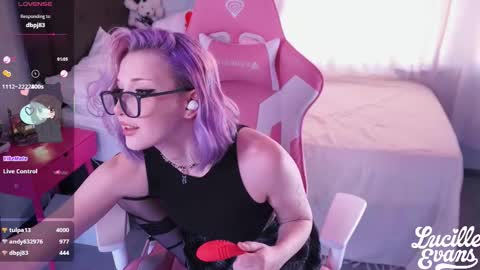 Snapshot of lucille_evans chatting on November 26, 2025, 4:35 am Lucy UwU online show from November 26, 2025, 4:35 am