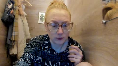 Snapshot of lucky_licky20 chatting on December 15, 2024, 4:07 am lucky_licky20 online show from December 15, 2024, 4:07 am