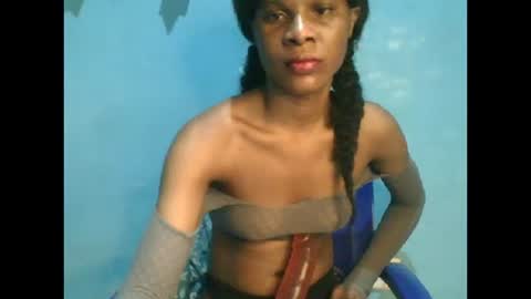 Snapshot of luckymadequeen chatting on September 30, 2025, 12:37 am Gloria online show from September 30, 2025, 12:37 am