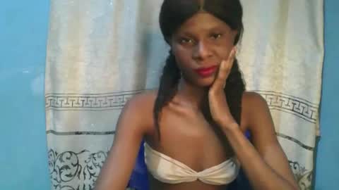 Snapshot of luckymadequeen chatting on December 18, 2025, 2:06 am Gloria online show from December 18, 2025, 2:06 am