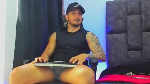 chat with me    online show from February 14, 2025, 6:40 pm