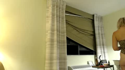 Lucy Loves Lookers online show from December 25, 2024, 12:05 pm