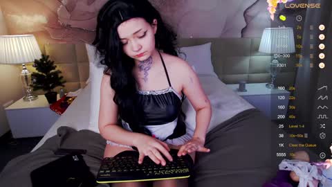 lucyvee online show from December 4, 2024, 4:43 am