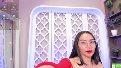 Snapshot of lucyy_liiu chatting on January 5, 2025, 12:20 am Lucy Liiu online show from January 5, 2025, 12:20 am