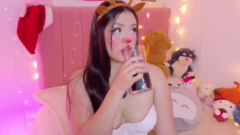 Snapshot of lucyy_peach chatting on December 21, 2025, 2:30 am LUCYY FROM HOME online show from December 21, 2025, 2:30 am