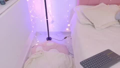 Snapshot of lucyy_peach chatting on February 8, 2026, 1:42 am LUCYY FROM HOME online show from February 8, 2026, 1:42 am