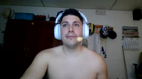 Snapshot of luis2423 chatting on March 13, 2026, 8:04 pm A slave to the mistress.. un esclavo para las amas dominantes. online show from March 13, 2026, 8:04 pm