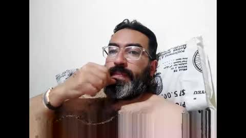 Snapshot of luis2988z chatting on December 17, 2024, 2:01 am Hairyman online show from December 17, 2024, 2:01 am