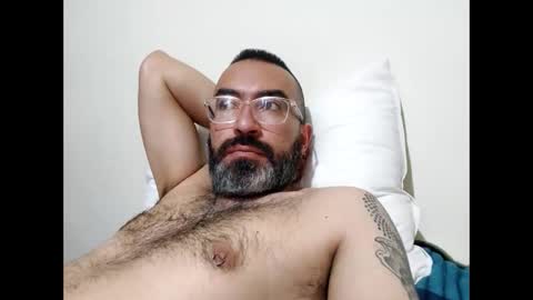 Snapshot of luis2988z chatting on January 14, 2025, 12:43 am Hairyman online show from January 14, 2025, 12:43 am
