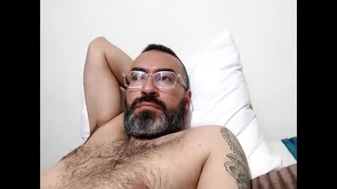 Snapshot of luis2988z chatting on January 15, 2025, 1:45 am Hairyman online show from January 15, 2025, 1:45 am