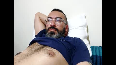 Snapshot of luis2988z chatting on January 17, 2025, 1:36 am Hairyman online show from January 17, 2025, 1:36 am