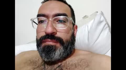 Snapshot of luis2988z chatting on February 20, 2025, 4:28 am Hairyman online show from February 20, 2025, 4:28 am