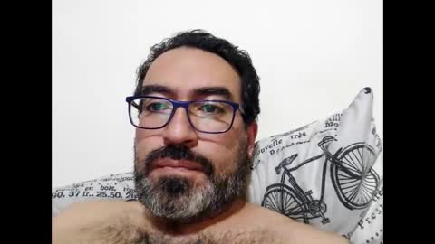 Snapshot of luis2988z chatting on September 20, 2025, 2:01 am Hairyman online show from September 20, 2025, 2:01 am
