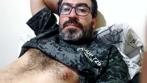 Snapshot of luis2988z chatting on September 30, 2025, 1:32 am Hairyman online show from September 30, 2025, 1:32 am